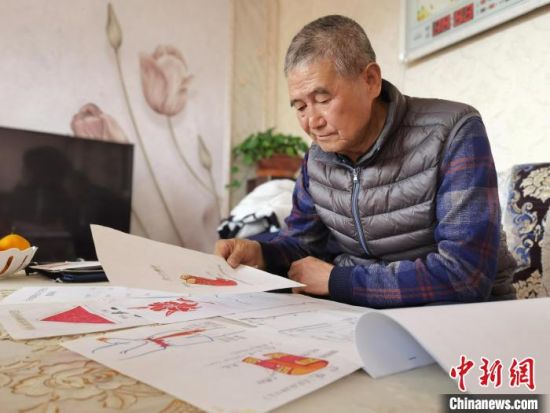 圖為陸鵬飛向記者展示多年帶隊(duì)的手寫(xiě)筆記。　張婧 攝