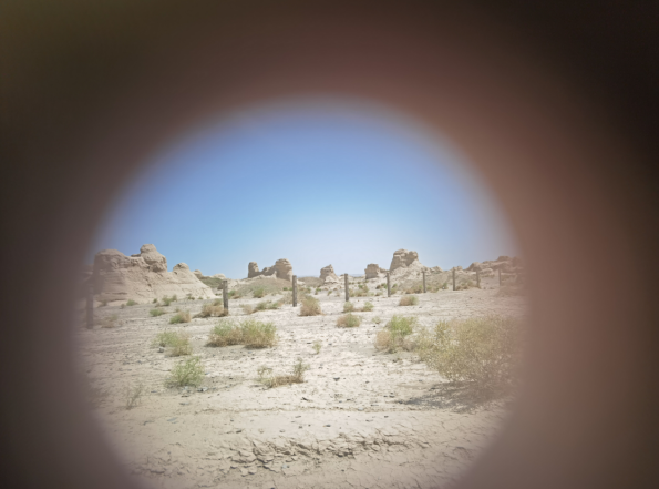 插圖2：透過(guò)河西走廊遺存的古陶片孔洞所見(jiàn)。攝影：陳曉斌。拍攝日期：2020年6月。