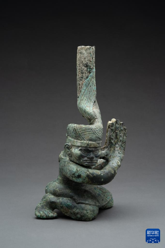 四川廣漢市三星堆商代遺址四號坑出土扭頭跪坐銅人像（資料圖）。