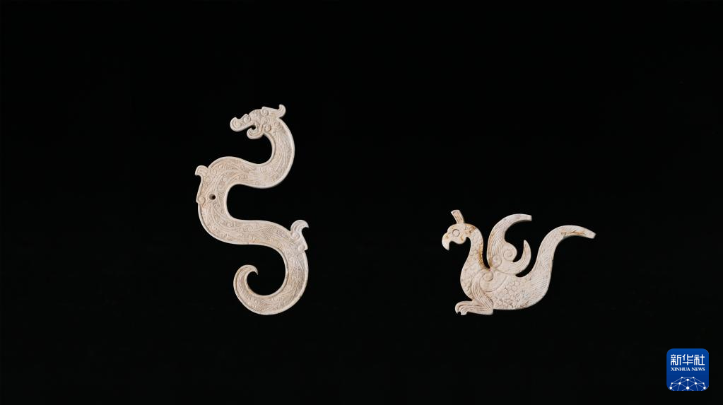 江西樟樹市國字山戰(zhàn)國墓葬出土玉龍、玉鳳（資料圖）。