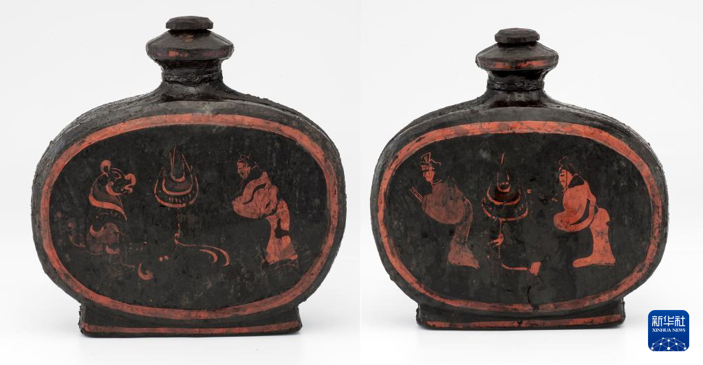 湖北云夢縣鄭家湖戰(zhàn)國秦漢墓地出土扁壺（資料圖）。