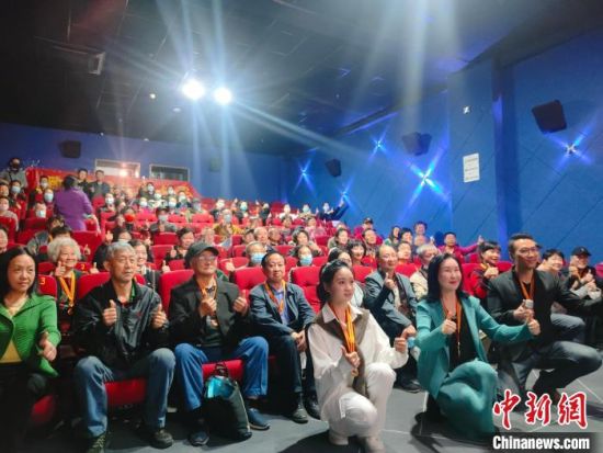 《浴血誓言》主創(chuàng)團(tuán)隊(duì)與到場(chǎng)的紅軍后代合影?！￡愡x斌 攝