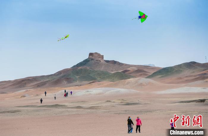 圖為市民正在陽(yáng)關(guān)景區(qū)放風(fēng)箏?！⊥醣筱y 攝