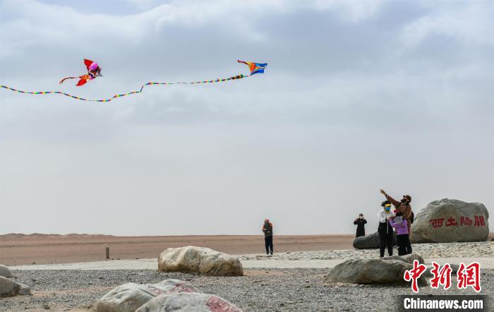 圖為市民正在陽(yáng)關(guān)景區(qū)放風(fēng)箏?！⊥醣筱y 攝