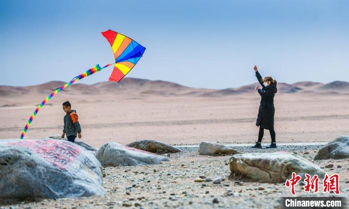 圖為市民正在陽(yáng)關(guān)景區(qū)放風(fēng)箏。　王斌銀 攝