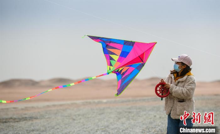 圖為市民正在陽(yáng)關(guān)景區(qū)放風(fēng)箏?！⊥醣筱y 攝