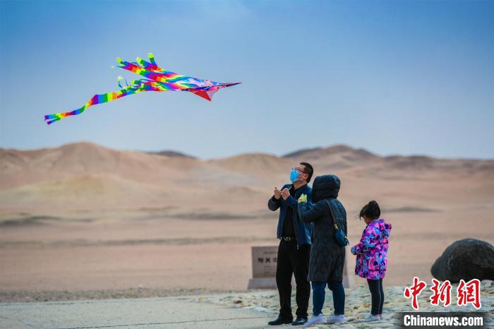 圖為市民正在陽(yáng)關(guān)景區(qū)放風(fēng)箏。　王斌銀 攝