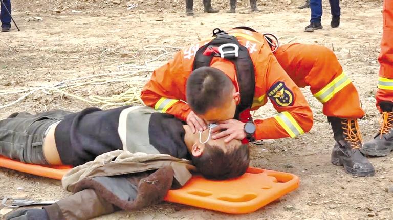 天水：消防員人工呼吸救回中毒農(nóng)民工 我們?yōu)槟泓c(diǎn)贊！