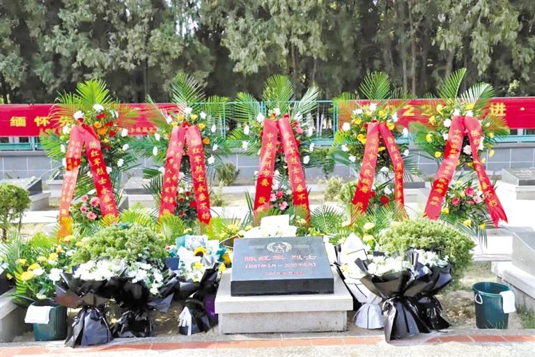 陳紅軍烈士墓前 這張“全家?！弊屓藴I目