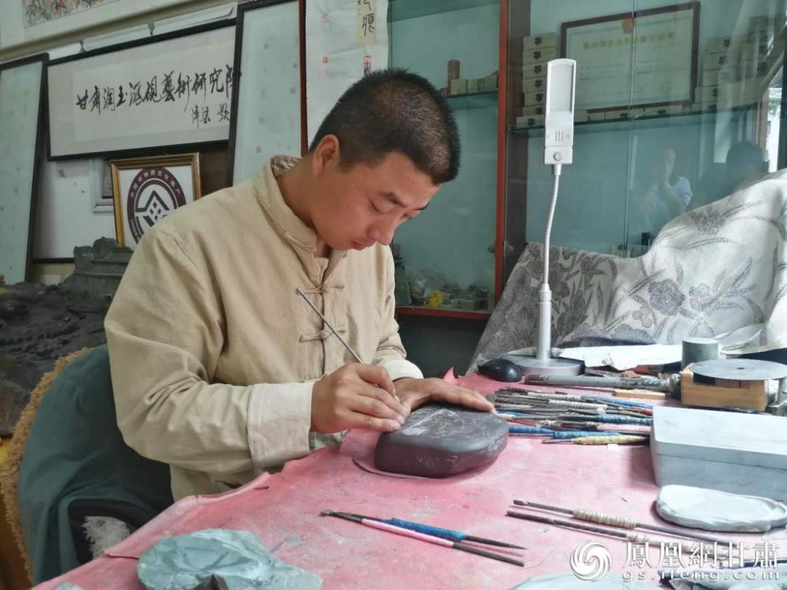 洮硯制作技藝第六代傳人、國(guó)家藝術(shù)基金資助青年藝術(shù)家、正高級(jí)洮硯雕刻藝術(shù)師李江平十年如一日專(zhuān)注于洮硯制作 圖源自網(wǎng)絡(luò)