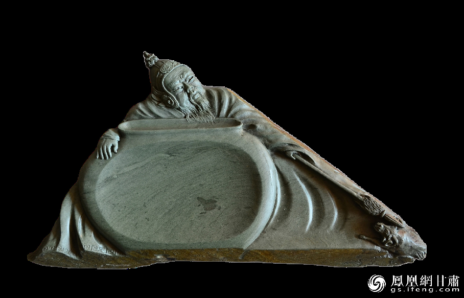 《醉臥沙場(chǎng)君莫笑》硯使王翰《涼州詞》中“醉臥沙場(chǎng)君莫笑，古來(lái)征戰(zhàn)幾人回？”的意境躍然硯臺(tái)之上。資料圖