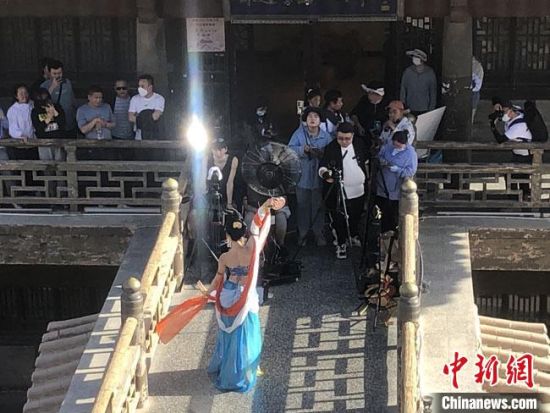 圖為5月以來(lái)，“奧大粒”直播現(xiàn)場(chǎng)引游客圍觀。　敦煌市委宣傳部供圖