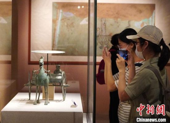 圖為參觀者參觀“大道攸歸：五涼文化展”展陳文物?！【琶赖┰?攝