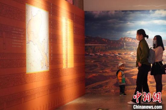 圖為參觀者參觀“大道攸歸：五涼文化展”展陳文物?！【琶赖┰?攝