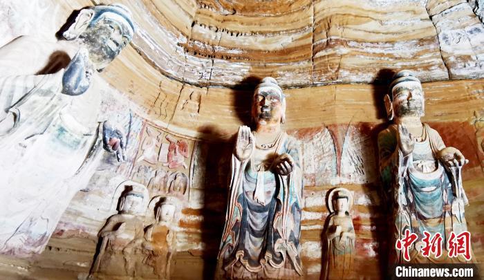 北石窟寺窟內(nèi)造像因受水顯得斑駁?！“瑧c龍 攝