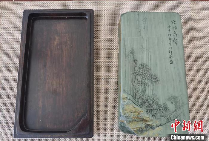 圖為甘肅甘南州洮硯藝人為提升洮硯文化內(nèi)涵，制作“一盒一拓”成品展示。(資料圖) 張婧 攝