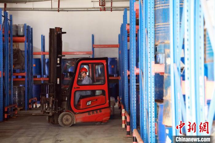 圖為甘肅省危險(xiǎn)廢物處置中心危險(xiǎn)廢物儲(chǔ)存庫(kù)?！∥航ㄜ?攝