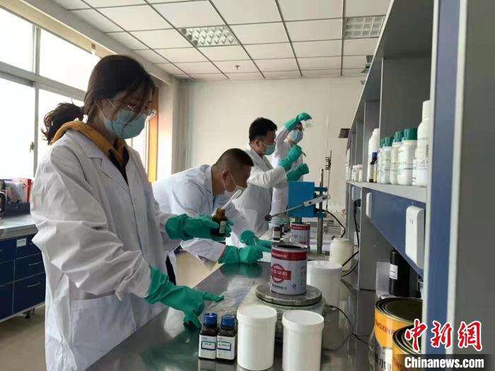 圖為肖菲(前一)帶領(lǐng)團(tuán)隊(duì)研發(fā)水性涂料。(資料圖) 受訪者供圖