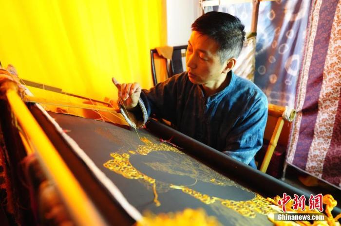 系統(tǒng)性挖掘整理古代敦煌刺繡，是甘肅天水市級(jí)非遺代表性項(xiàng)目武山刺繡代表性傳承人劉云帆這兩年最緊要的工作之一。圖為劉云帆在創(chuàng)作富含敦煌刺繡元素的作品。 中新社發(fā) 謝秉錫 攝 
