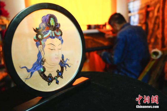 圖為劉云帆所創(chuàng)作的敦煌元素刺繡作品。 中新社發(fā) 謝秉錫 攝