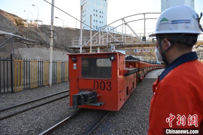 圖為工作人員正在觀察車輛運(yùn)行情況?！±顏嘄?攝