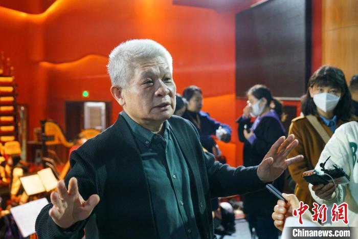 該劇導(dǎo)演蔣力向媒體介紹相關(guān)情況?！《∷?攝