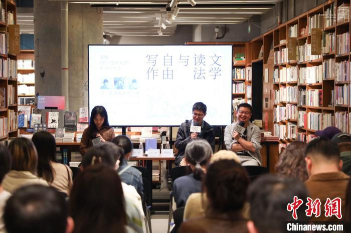 《至少還有文學(xué)》推出：在今天，我們?yōu)槭裁催€需要文學(xué)？