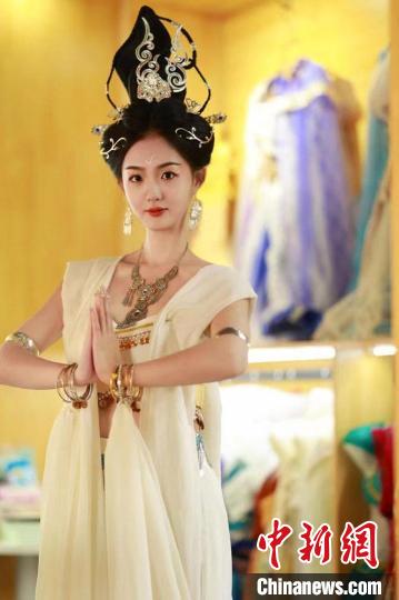 圖為身著“飛天裝”的敦煌大漠“逐舞者”奧楠。(資料圖) 敦煌市委宣傳部供圖