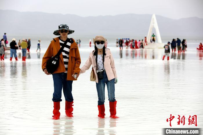 圖為游客在茶卡鹽湖之中?！⊙Φ?攝