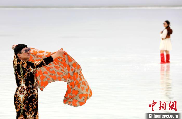 圖為游客在茶卡鹽湖拍照?！⊙Φ?攝