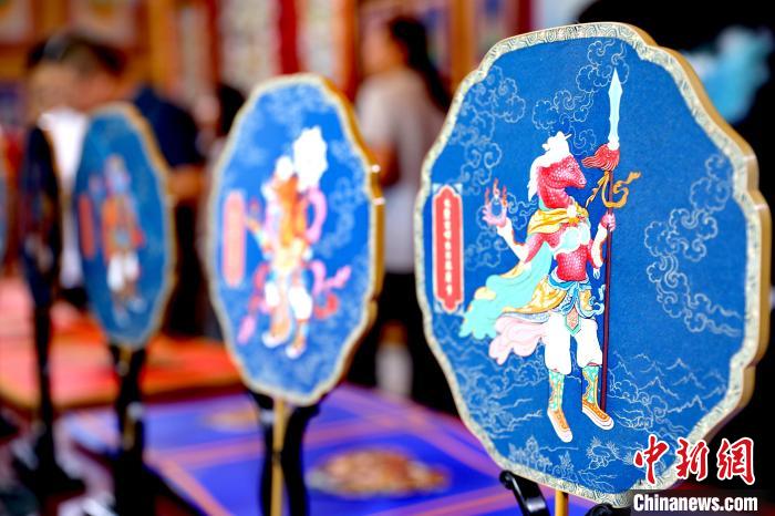 圖為唐卡延伸產(chǎn)品?！⊙Φ?攝