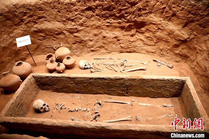 圖為河湟文化博物館復(fù)制展陳的墓葬及其彩陶陪葬品?！⊙Φ?攝