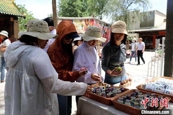 圖為民眾挑選手工藝產(chǎn)品?！⊙Φ?攝