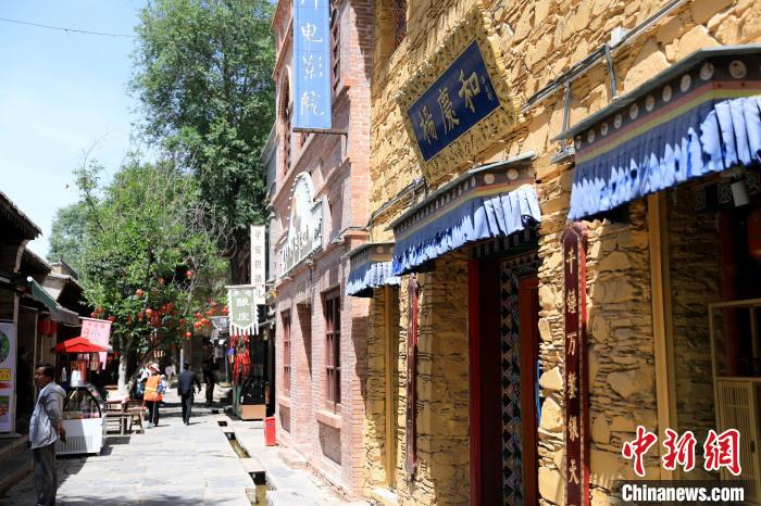 圖為平安驛·河湟民俗文化體驗地的門店?！⊙Φ?攝