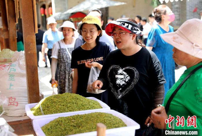 圖為民眾購買青海特色小吃?！⊙Φ?攝