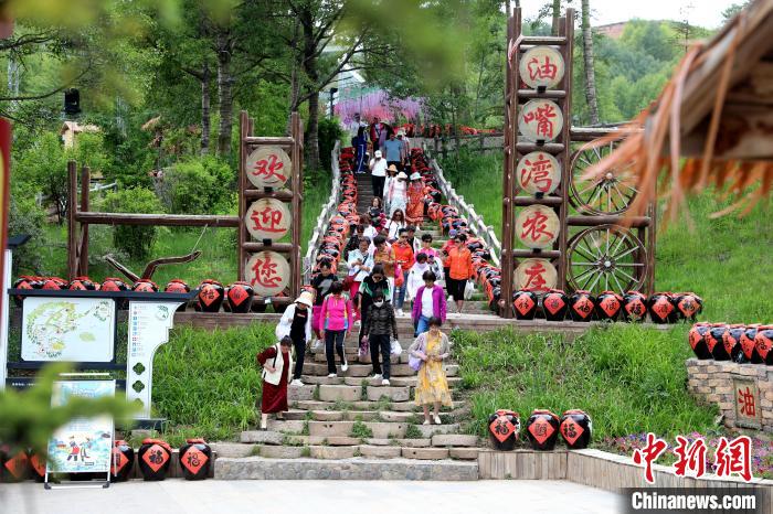 圖為油嘴灣生態(tài)文化景區(qū)的游客?！⊙Φ?攝