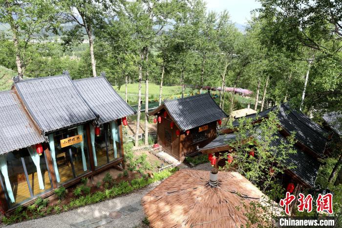 圖為景區(qū)內(nèi)依山而建的民宿?！⊙Φ?攝