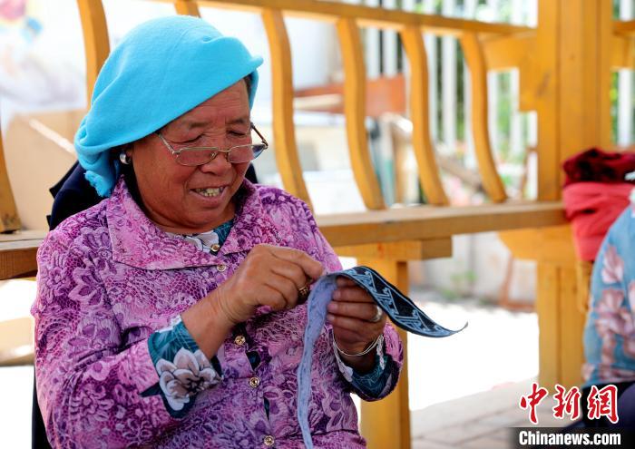 圖為繡娘在土族盤(pán)繡園內(nèi)制作盤(pán)繡?！⊙Φ?攝