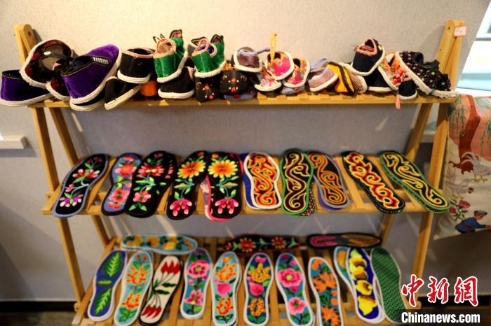 圖為盤(pán)繡作品。　薛蒂 攝