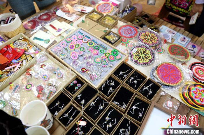 圖為盤(pán)繡作品?！⊙Φ?攝