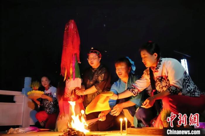 持續(xù)七天八夜的乞巧節(jié)正在西漢水上游的甘肅省西和縣進(jìn)行。西和縣姜席鎮(zhèn)晚霞湖畔，民眾“巧頭”點(diǎn)蠟、炷香、焚裱紙、跪拜，準(zhǔn)備將“巧娘娘”請(qǐng)進(jìn)院。魏朵朵 攝