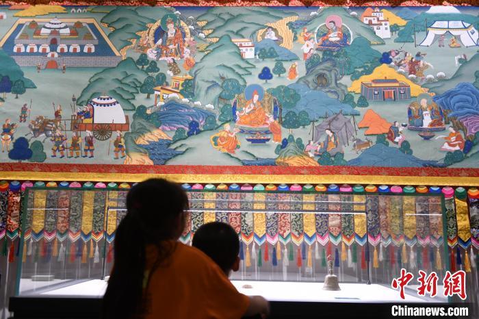 8月20日，兩名小觀眾參觀大型歷史題材卷軸唐卡“涼州會(huì)盟”?！〈魑牟?攝