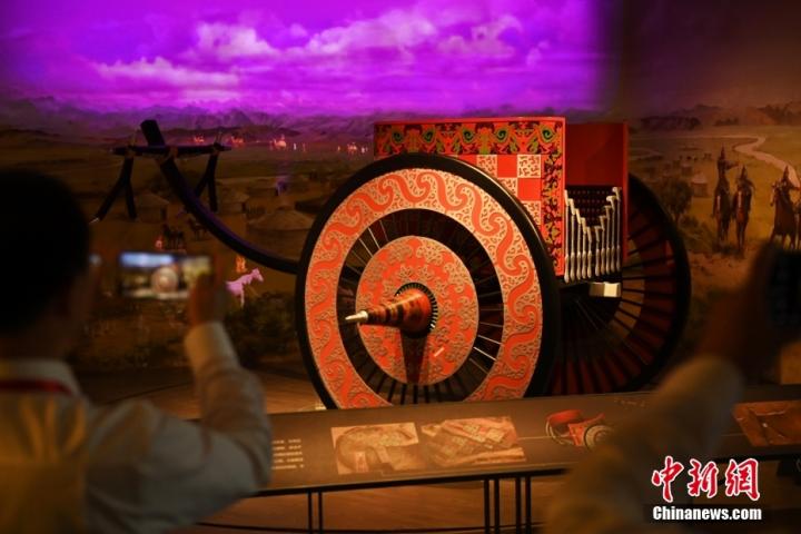 8月16日，甘肅省天水市張家川回族自治縣馬家塬車輿博物館內，游客拍攝等比例的戰(zhàn)國西戎車輿復制品。