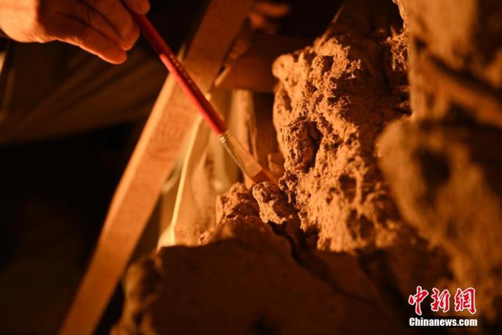 8月25日，文物修復(fù)師牟常有進(jìn)行文物修復(fù)工作。