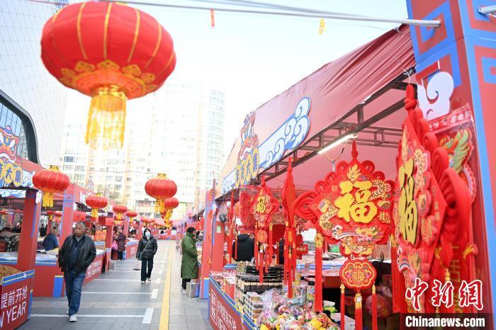 1月30日，蘭州街頭琳瑯滿目的年貨吸引顧客選購(gòu)。九美旦增 攝</p><p>