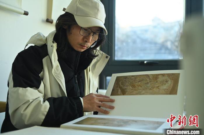 圖為季茂杰研究敦煌文化相關書籍。李亞龍 攝</p>
<p>