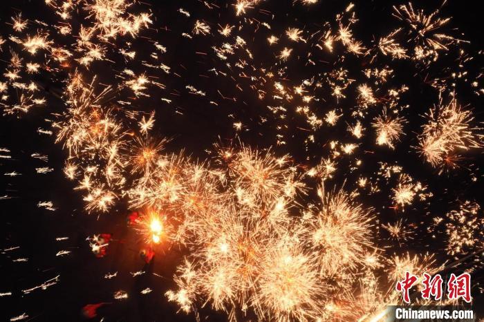 灼熱的鐵水在空中迸散。在空中形成“鐵花火雨”的景象，似天女散花，似群星漫天，如夢(mèng)如幻，美不勝收。侯奇志 攝</p>
<p>