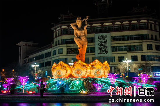 2024年春節(jié)期間，敦煌市中心盤旋路上的反彈琵琶燈組。王斌銀 攝