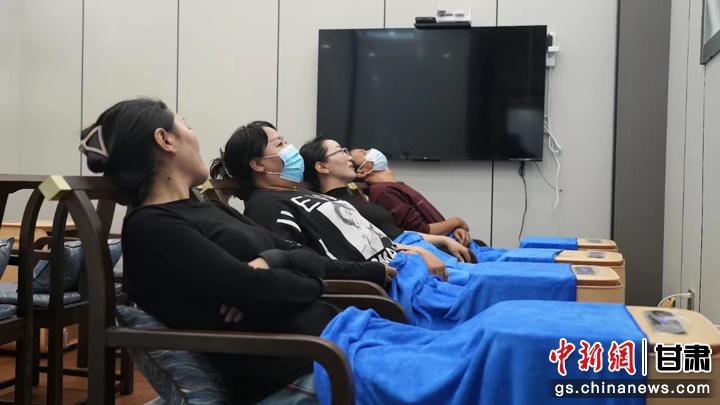 圖為當(dāng)?shù)鼐用耋w驗(yàn)藏醫(yī)院診療。卓瑪草 攝