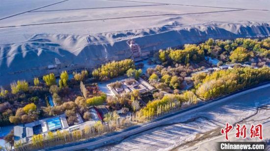 2022年11月，航拍深秋季節(jié)的莫高窟?！　⊥醣筱y 攝